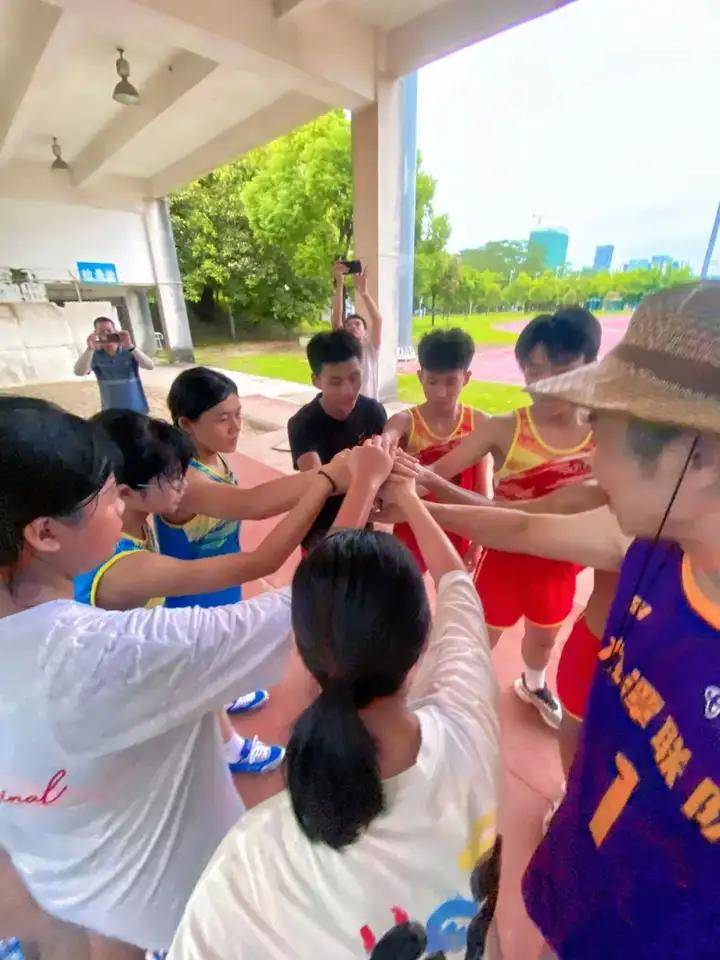 队员积极拼搏，赛场壮丽绽放