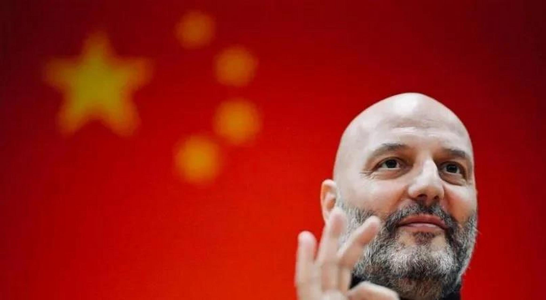 主帅临场指挥，带领球队获得胜利